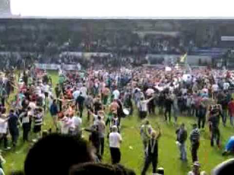 eendracht aalst pitch invasion kampioen match 2010 - 2011 eendracht aalst - desselsport