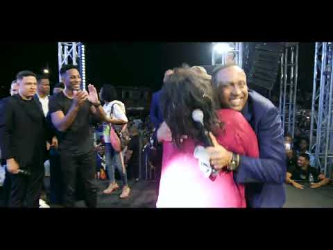 Mujer paralítica que experimentó la Sanidad en la Cruzada Jesús Obrador de Milagros | JCH