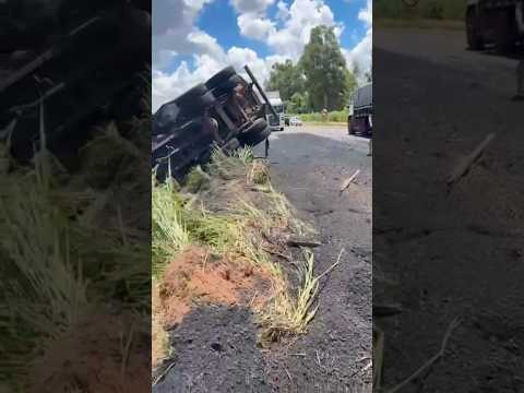 Ocorrência com caminhão e carros mobiliza resgate na BR-376 em Guairaçá