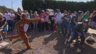 Download lagu World Custard Pie Championship splats down in Kent mp3 Download lagu World Custard Pie Championship splats down in Kent mp3