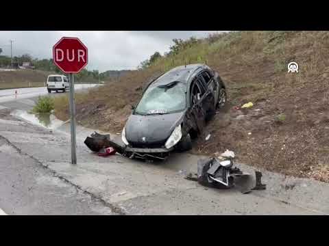 Hendek'te takla atan otomobildeki 2 kişi yaralandı