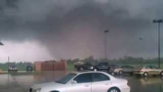preview picture of video 'Amateur video reveals power of Oklahoma twister'
