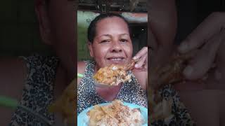 Comendo coxa de galinha arroz feijão e repolho 