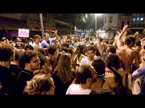 Bloco Amigos da Onça desfilando no Centro do Rio de Janeiro - pós-carnaval