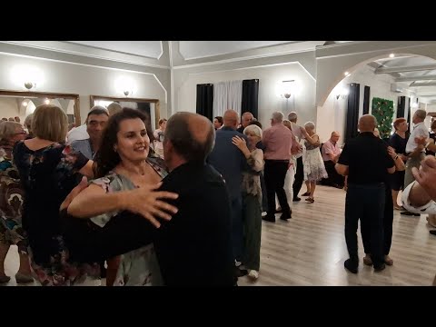 W ciemnym lesie na pasiece - w Złotym Dworze na parkiecie!