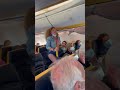 🔴 Ragazza minaccia steward e aggredisce passeggeri su volo ryan air 😳