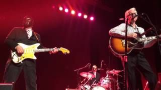 Nick Lowe & Los Straitjackets - I Knew The Bride When She Used To Rock And Roll (Sevilla, 10/12/16)