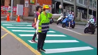 原來是導護志工啊！還以為是車本主義大爺呢！