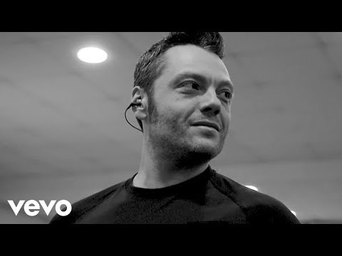 Video per il significato della canzone Valore assoluto di Tiziano Ferro