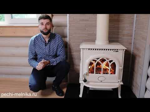 печь Jotul в доме из бревна