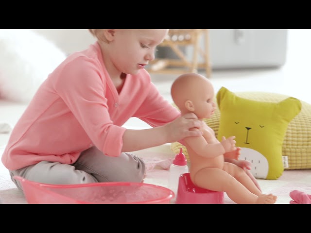 Vídeo relacionado con Corolle Bebida y baño húmedo Baby Emma - Muñeca bebé niña de 14 Pulgadas con 3 Accesorios - Biberón, Orinal y Chupete - Realmente Bebe y va al baño, para niños a Partir de 2 años