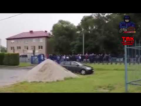 Kibice Odry Wodzisław przed stadionem w meczu półfinałowym Pucharu Polski z ROW-em Rybnik 8.07.2020