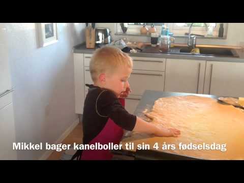 Mikkel bager boller Til sin 4 Års Fødselsdag