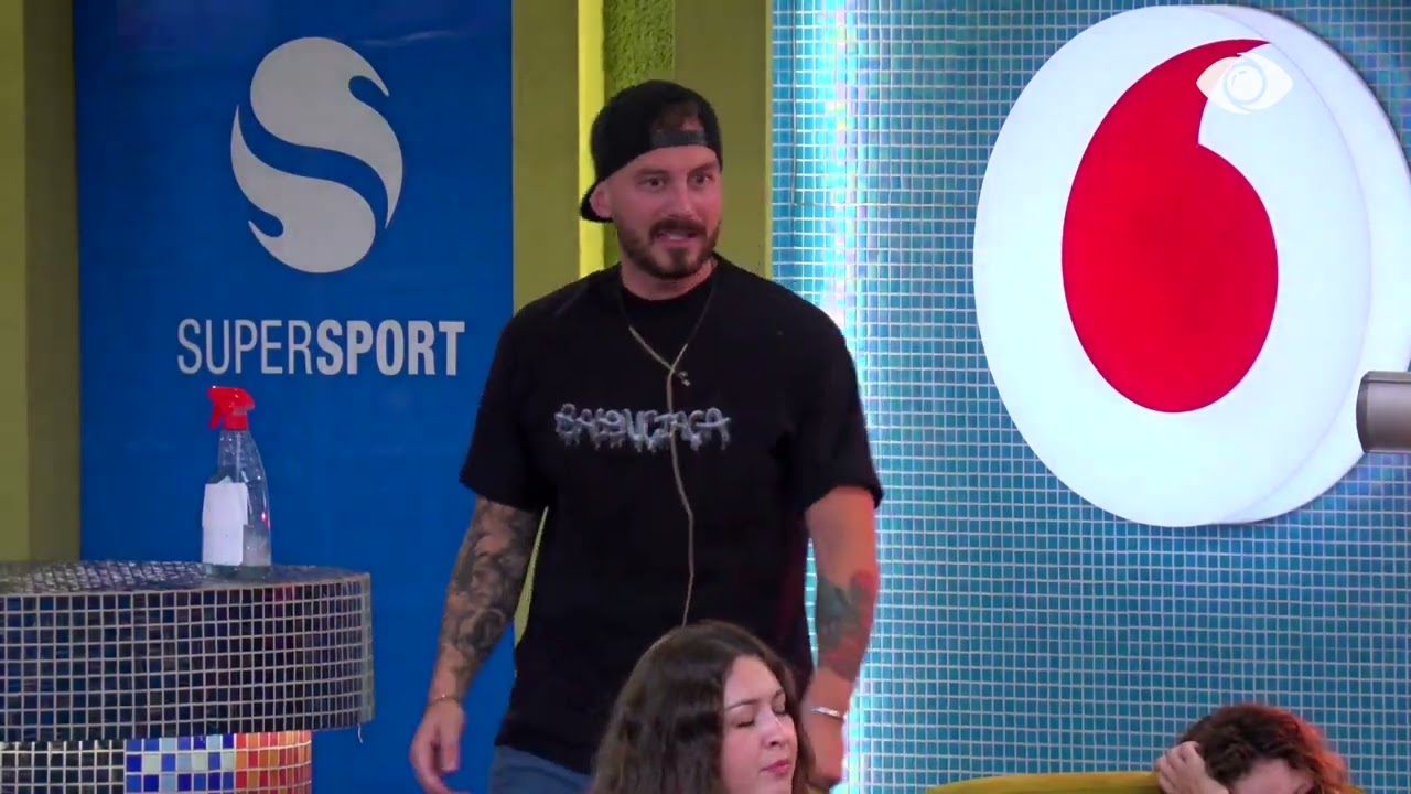 “Është gjynah të tallesh me finalistin”/ Juli ironizon Romeon