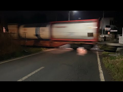 Treno notturno diretto a MORTARA in transito al PASSAGGIO A LIVELLO di CASTELLETTO TICINO
