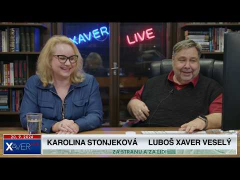 Moderátorská dvojice rozbaluje hlávku zelí a vysvětluje pravidla věštby