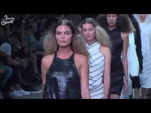 Kim Feenstra opent hemelse show Tony Cohen op MBAFW