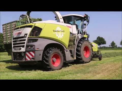 Claas Jaguar 950 mit 3 Gespanne im Gras.