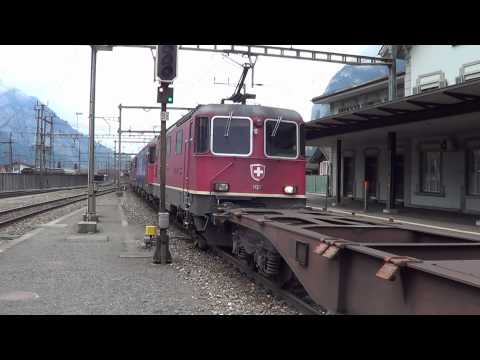 Bahnverkehr in Erstfeld und Wassen mit Ae 8/14 und ES 64 F4 Überführungsfahrt