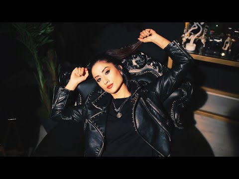 Özge Şafak - Başka Bir Zamanda (Official Video)