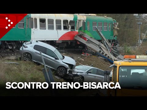 Scontro tra un treno e un camion bisarca a Bondeno (Ferrara): due feriti, diverse auto danneggiate