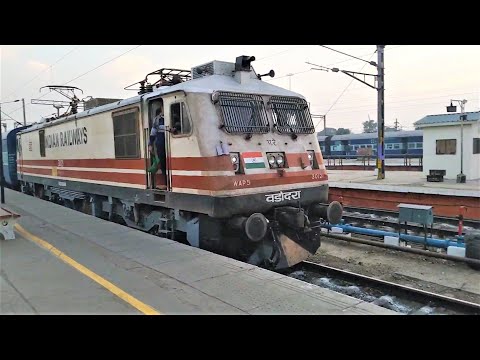 (12483) (Kochuveli - Amritsar) Weekly SF Express (I.C.F) Departure From Ludhiana Junction.! Video