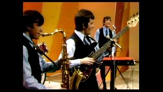 Dave Clark 5 - Try Too Hard (Stereo Mixed including the screaming fans)(1966)