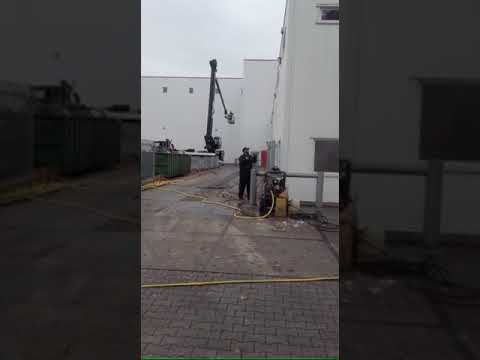 Reinigen buitengevel beplating van industriële bakkerij in Stadskanaal