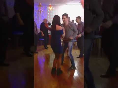 Timido prende coraggio e al ballo di fine anno si prende la sua rivincita!!!