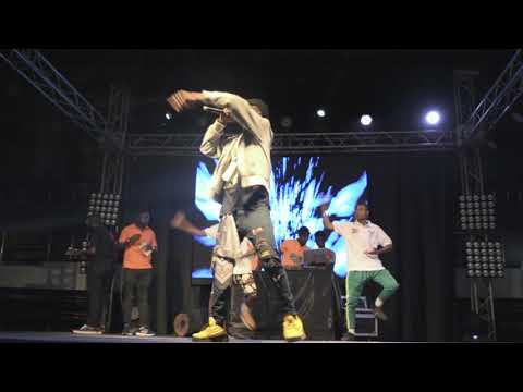 Prestation de Mc flash Boy au palais des sports à l'occasion du " Charity Event "