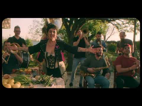 Amparanoia y Artistas del Gremio - Algo Está Pasando (Videoclip Oficial)