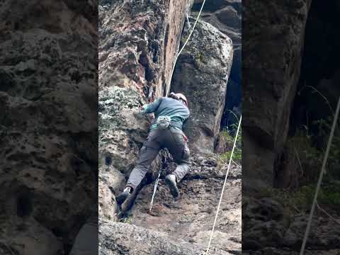 Escalando en suesca Cundinamarca aprovechando la visita por esos lares una gran experiencia #climb