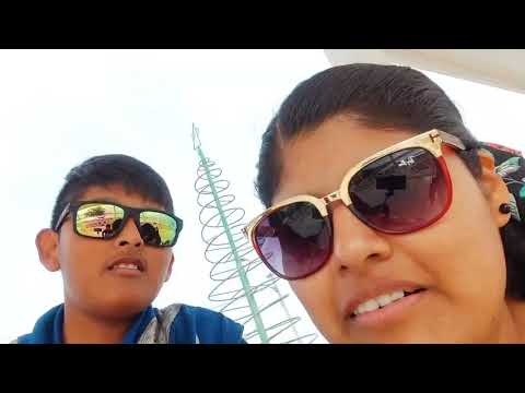 Con papá y mamá en el malecón costero del puerto de ilo