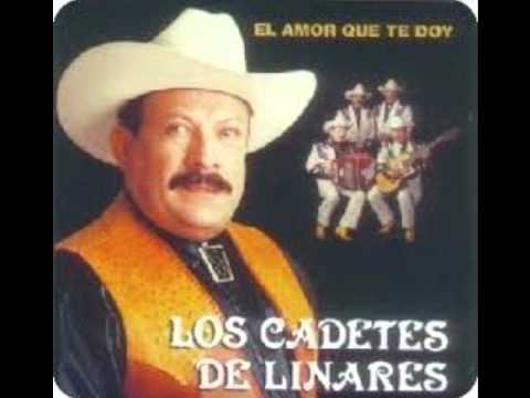 Los Cadetes de Linares - Cruz de Madera (lyrics)