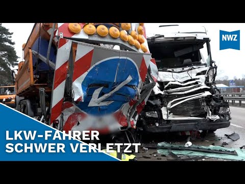 Sattelzug fährt auf A1 in Sicherungsfahrzeug