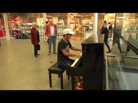 Queen - Bohemian Rhapsody (Piano Cover) at St. Pancras Station, London, UK