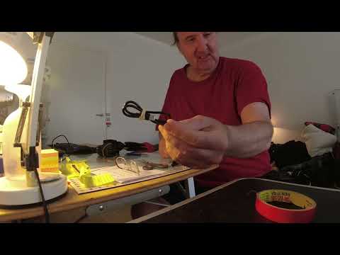 MongoTV_12981 - God Fredag Aften - Roder Med USB Kabler Til At Oplade Videokamera Fra Powerbank