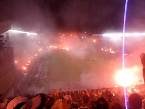 "Recibimiento LDU, primera final copa Sudamericana 2011 vs U de Chile" Barra: Muerte Blanca &bull; Club: LDU