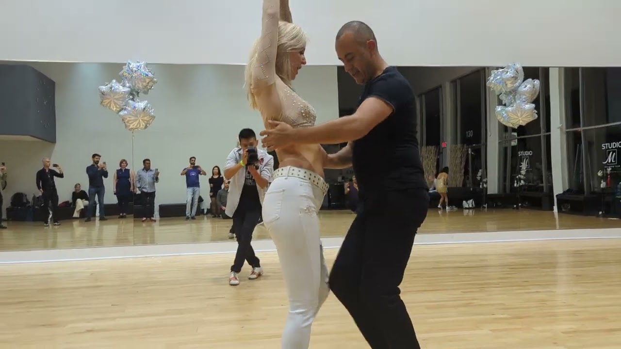 Vanessa & Guillermo - Bachata Sensual demo @ Baychata Winter Gala