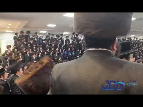 Viznitz Rebbe encourages the signing after Shabbos Slichos In South Fallsburg