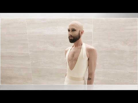Conchita kommt ganz in Weiß und mit Glatze