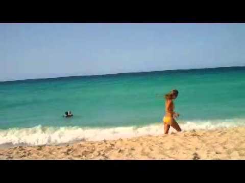 cuba dando chucho en la playa
