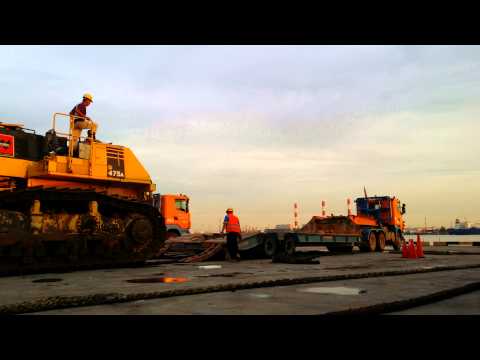 Loading Komatsu D475 bulldozer #bulldozer #heavymachinery #longvehicle #komatsu