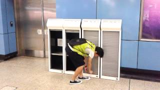 背包男開港鐵報刊箱@港鐵九龍塘站
