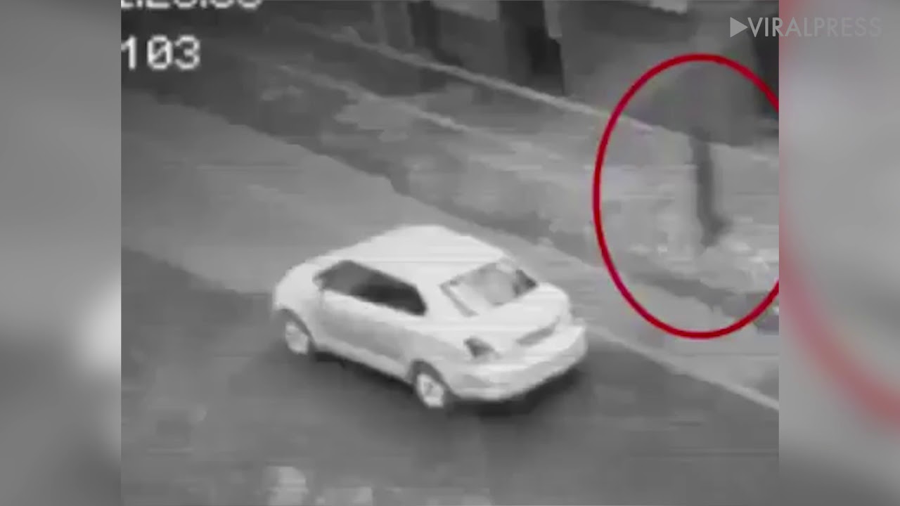 Призрака переходящего дорогу сняла камера наблюдения