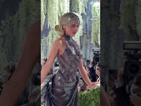 Video Thumbnail: Sabrina Carpenter walks 2026 Met Gala carpet