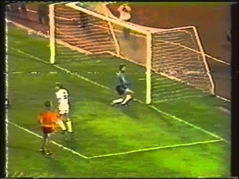 1982 (September 29) Dinamo Kiev (USSR) 3-Grasshoppers (Switzerland) 0 (Champions Cup).mpg