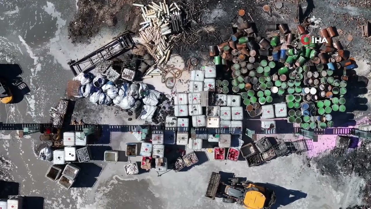 Alev alev yanan fabrikadan geriye hurda yığını kaldı