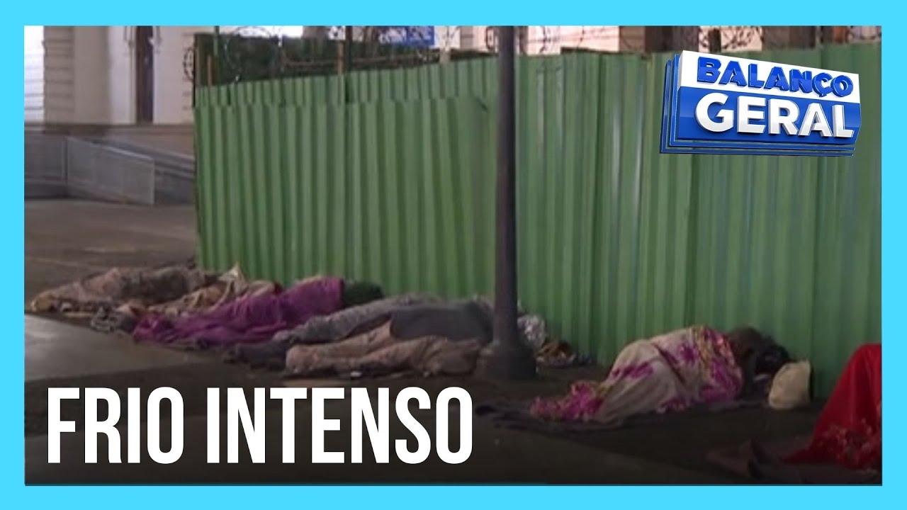 Pessoas em situação de rua sofrem na madrugada gelada de São Paulo