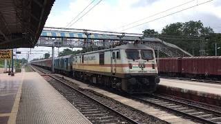 preview picture of video 'Arrival of the ECoR king 22823 Bhubaneswar Rajdhani at Balasore on a lovely afternoon.'